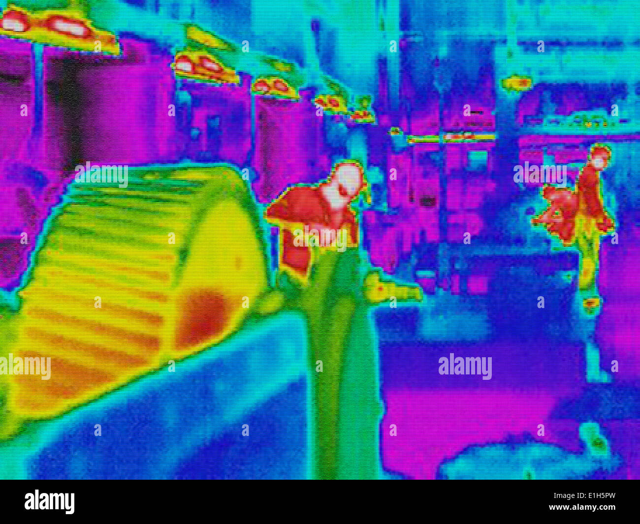 Infrarossi immagine termica dei lavoratori e la perdita di calore sulla stazione di lavoro in fabbrica Foto Stock