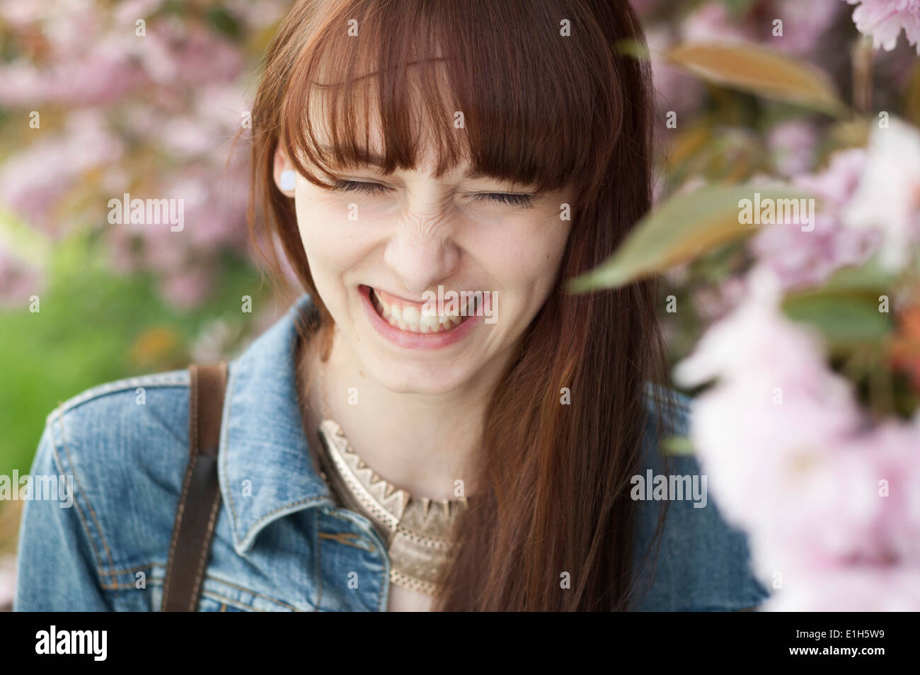 Close up ritratto di giovane donna sorridente con gli occhi chiusi Foto Stock