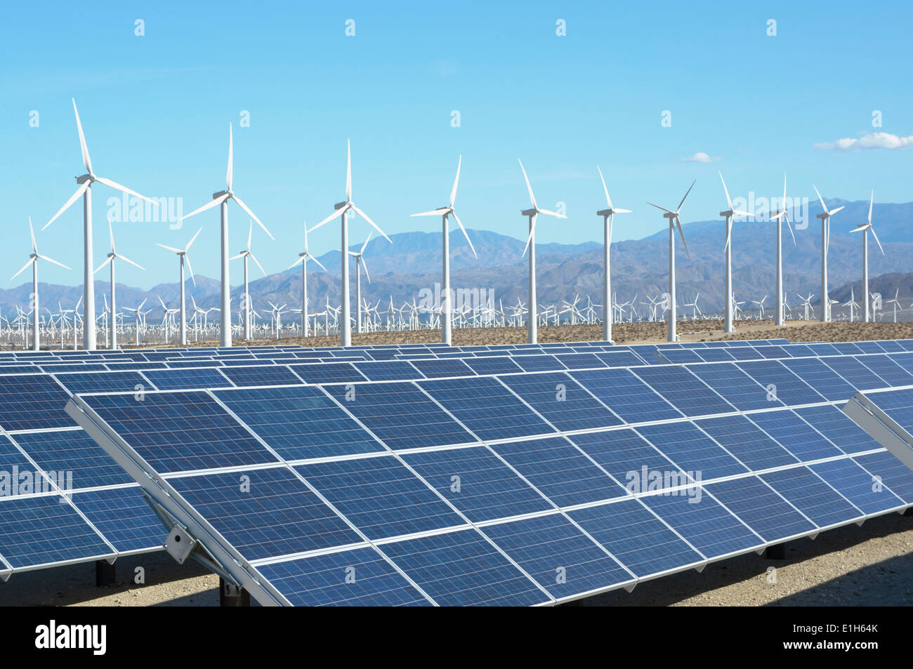 Pannelli solari fotovoltaici e turbine eoliche, San Gorgonio Pass Wind Farm, Palm Springs, California, Stati Uniti d'America Foto Stock