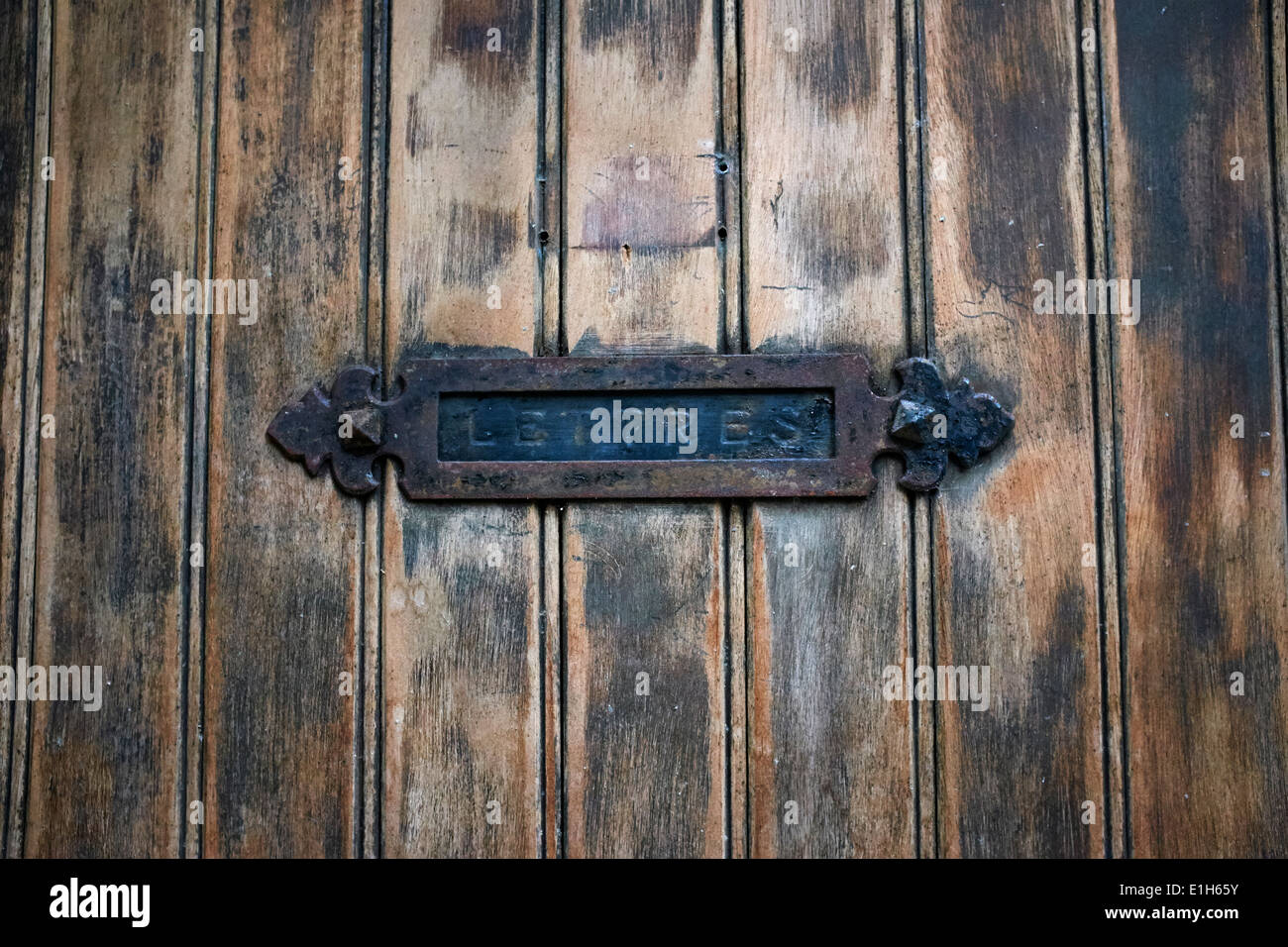 Dettaglio di stile rustico letterbox e porta in legno Foto Stock