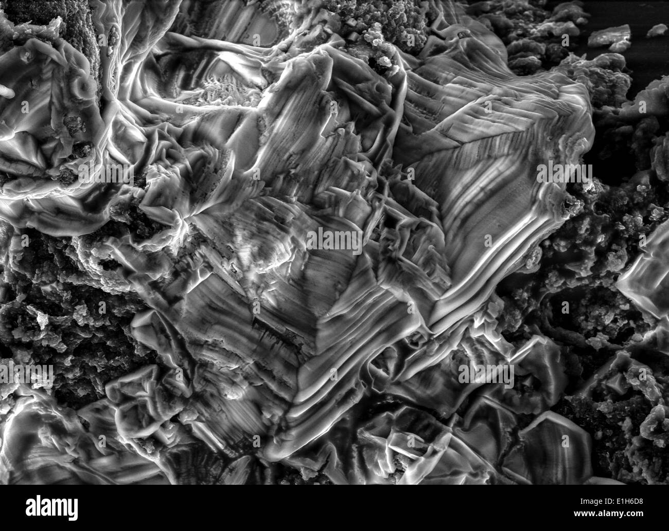 Micrografia elettronica a scansione immagine di ossido di ferro di formazioni con cloro e zolfo presente Foto Stock