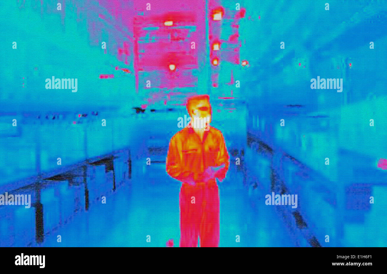 Infrarossi immagine termica del lavoratore di magazzino in fabbrica Foto Stock