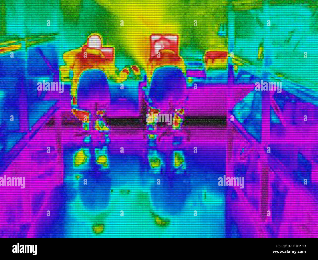 Infrarossi immagine termica dei lavoratori e la perdita di calore al computer stazione di lavoro Foto Stock