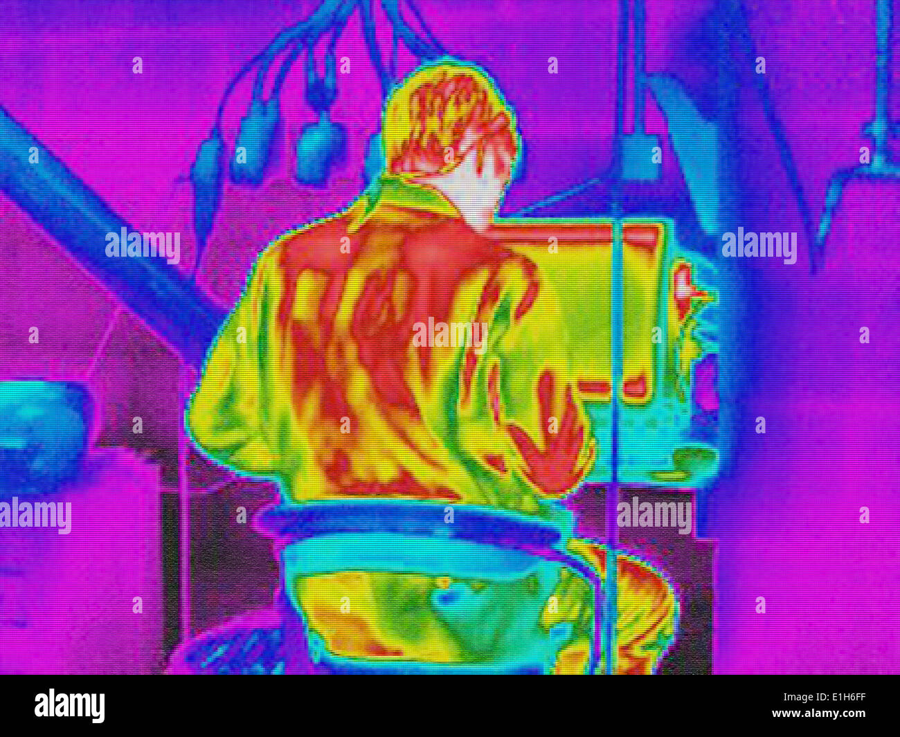 Infrarossi immagine termica del lavoratore e la perdita di calore al computer stazione di lavoro Foto Stock