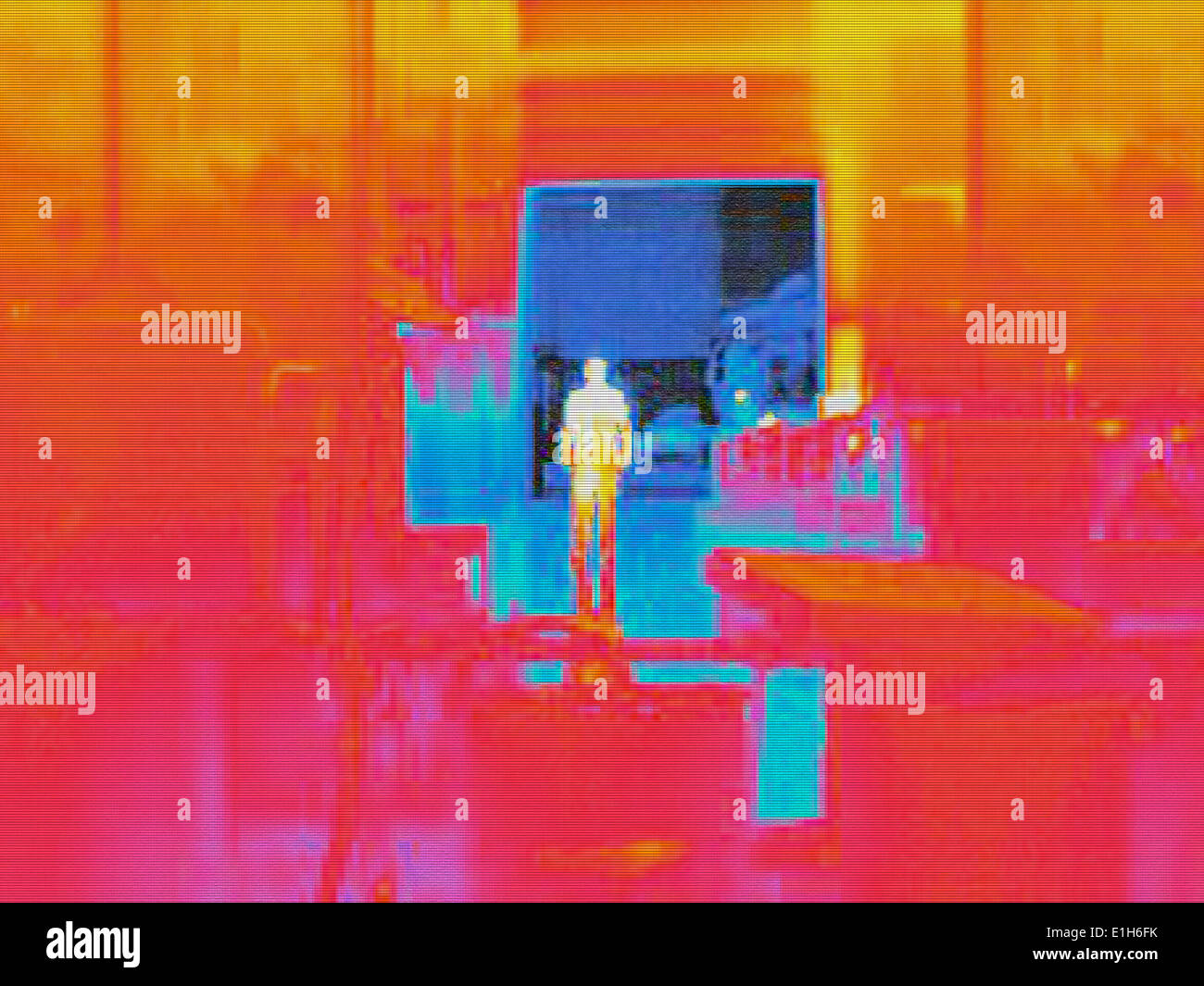 Infrarossi immagine termica del lavoratore e la perdita di calore da porte di caricamento in fabbrica Foto Stock