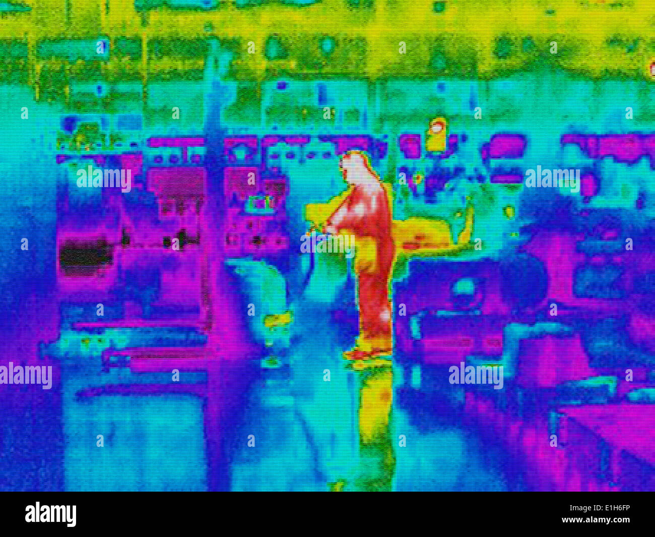 Infrarossi immagine termica del lavoratore e la perdita di calore sulla stazione di lavoro in fabbrica Foto Stock