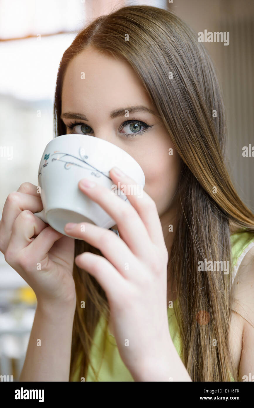 Close up ritratto di giovane donna in cafe di bere il caffè Foto Stock