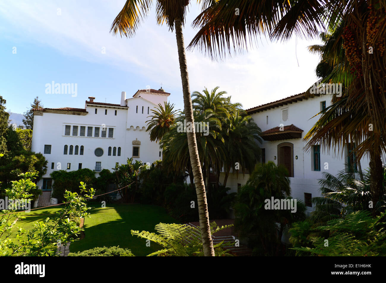 L'esterno della splendida e storica corte di lavoro Casa di Santa Barbara in California. Foto Stock
