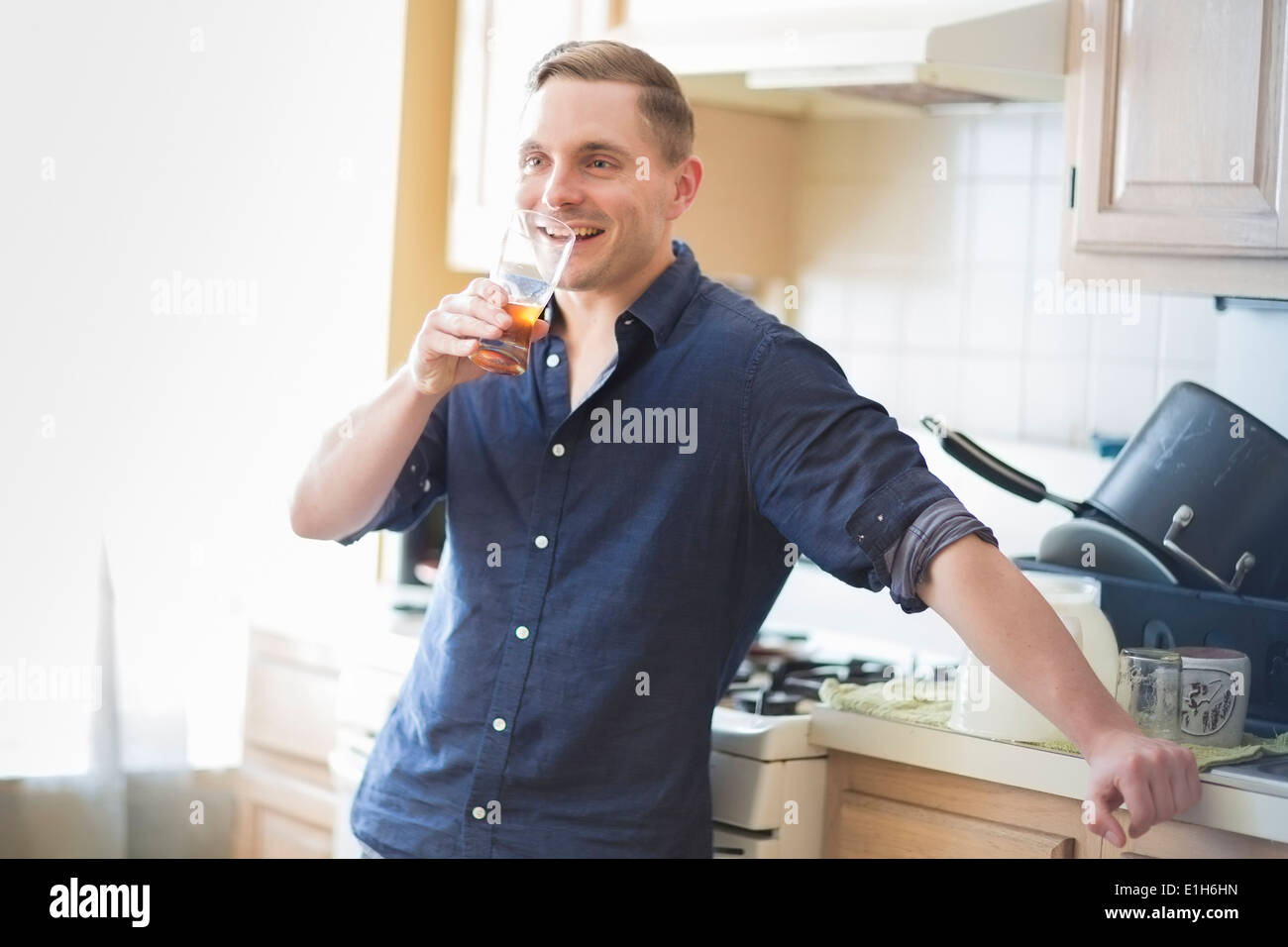 Metà uomo adulto controllando il gusto della casa di birra birra in vetro Foto Stock