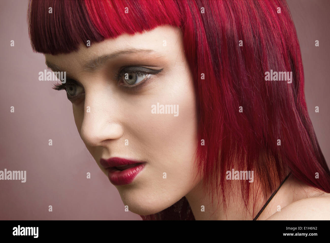 Close up studio Ritratto di giovane donna con capelli rosa Foto Stock
