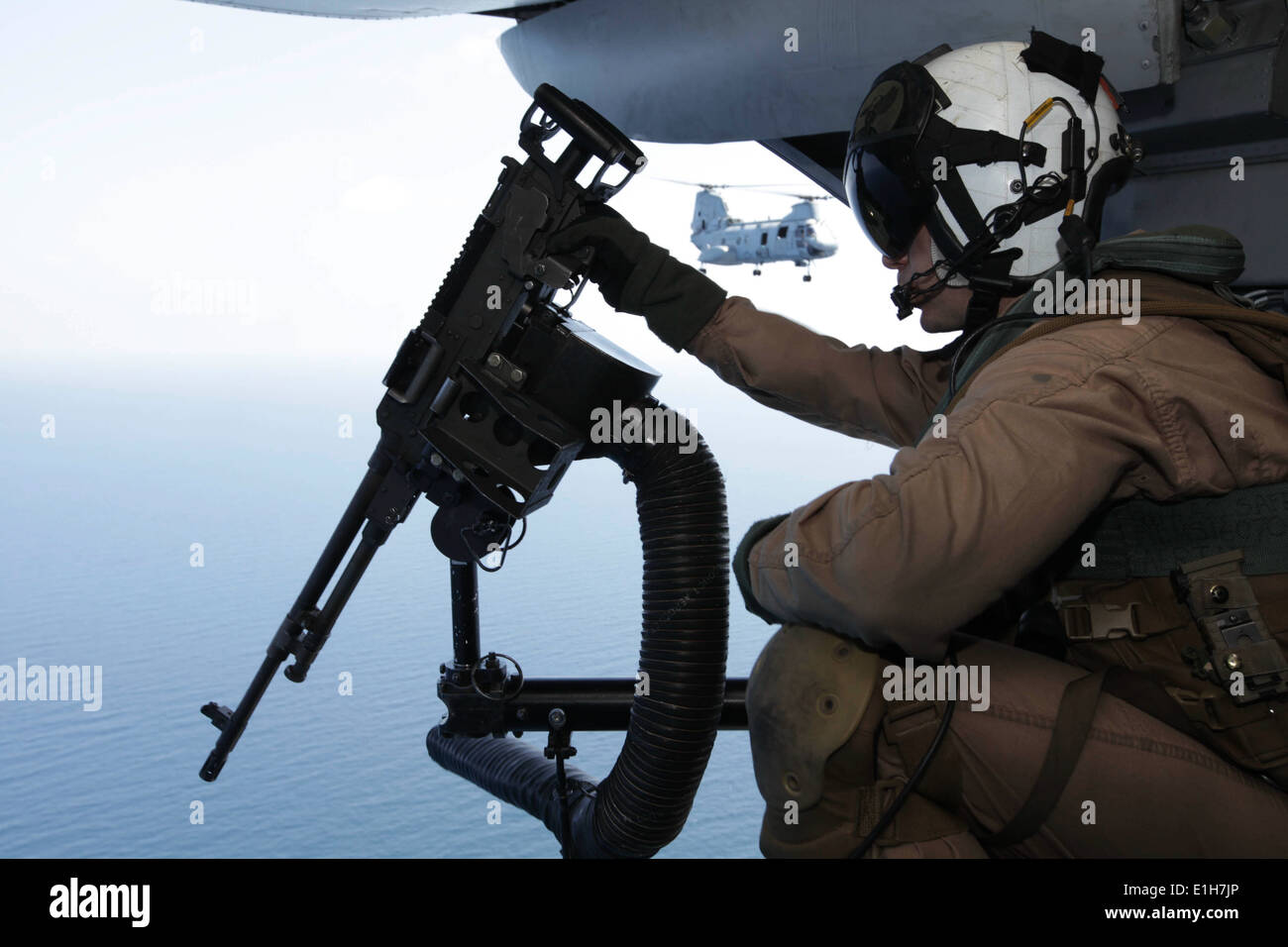 U. S. Marine Corps Gunnery Sgt. Josh Wallace, un capo equipaggio con mezzo marino elicottero (HMM) Squadron 268, xi Expedi Marine Foto Stock