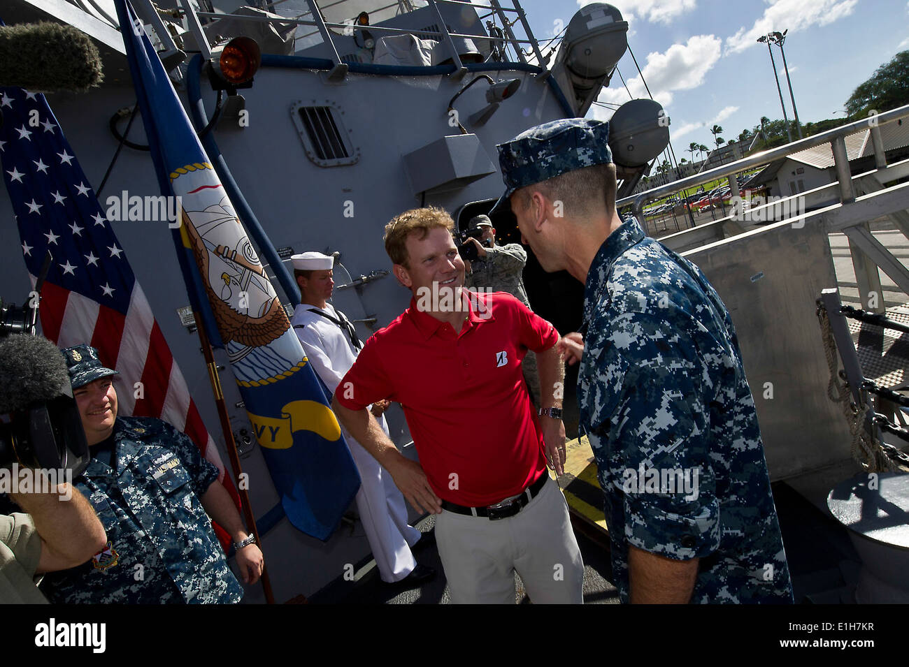 Ex U.S. Navy Lt. Billy Hurley III, al centro di un golfista professionista con il PGA, è accolto a bordo del Cacciatorpediniere USS Chung-Hoon Foto Stock