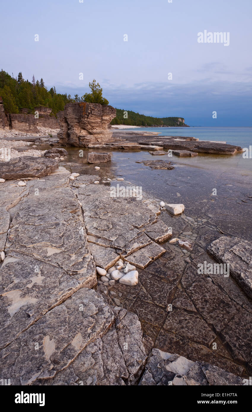 Interessanti formazioni di roccia con una tempesta in arrivo nella distanza. Bruce Peninsula National Park, Ontario, Canada. Foto Stock