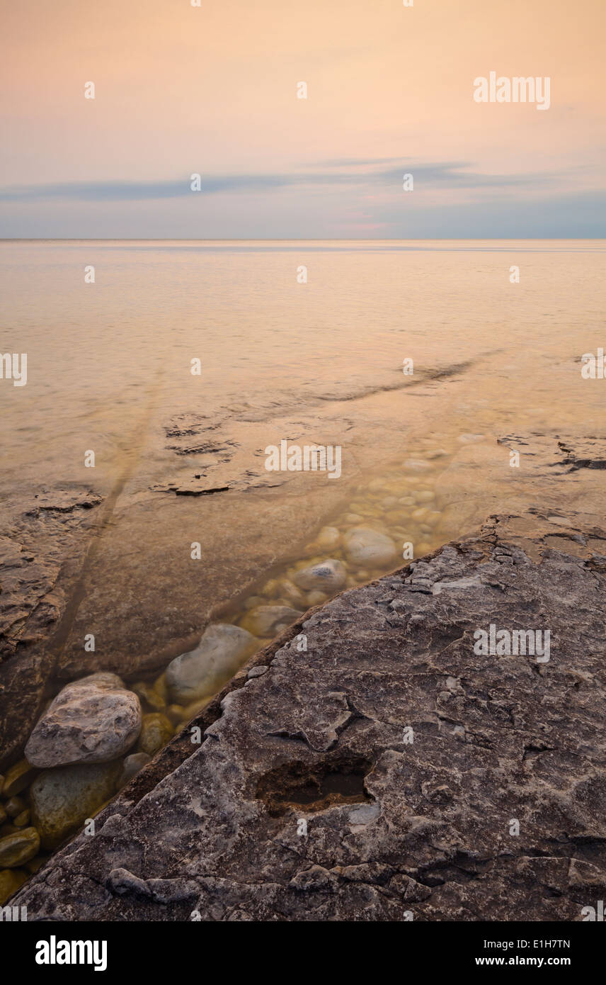 Un colorato tramonto su Georgian Bay presso il Bruce Peninsula National Park, Ontario, Canada. Foto Stock