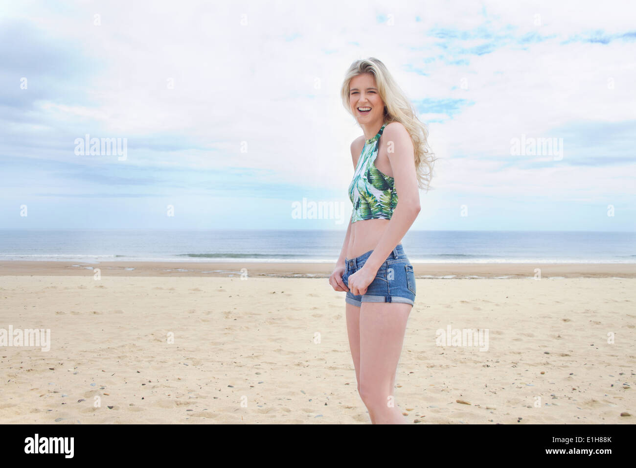 Ritratto di giovane donna sulla spiaggia Foto Stock