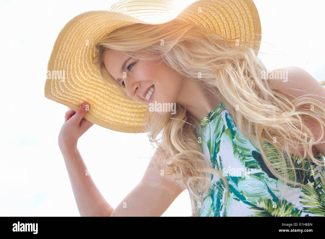 Ritratto di giovane donna azienda sul cappello Foto Stock