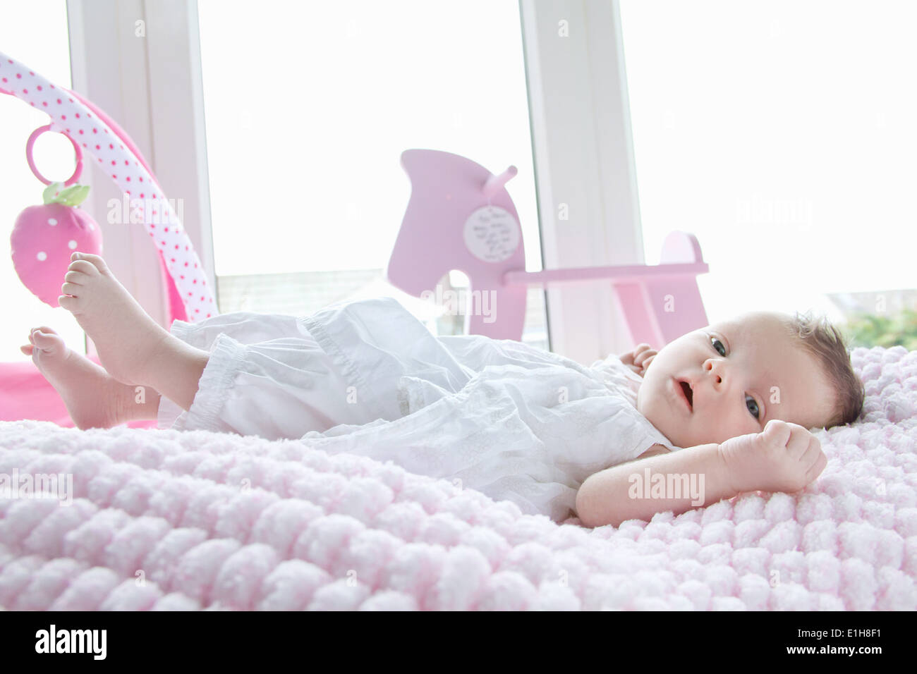 Baby girl giacente a letto Foto Stock