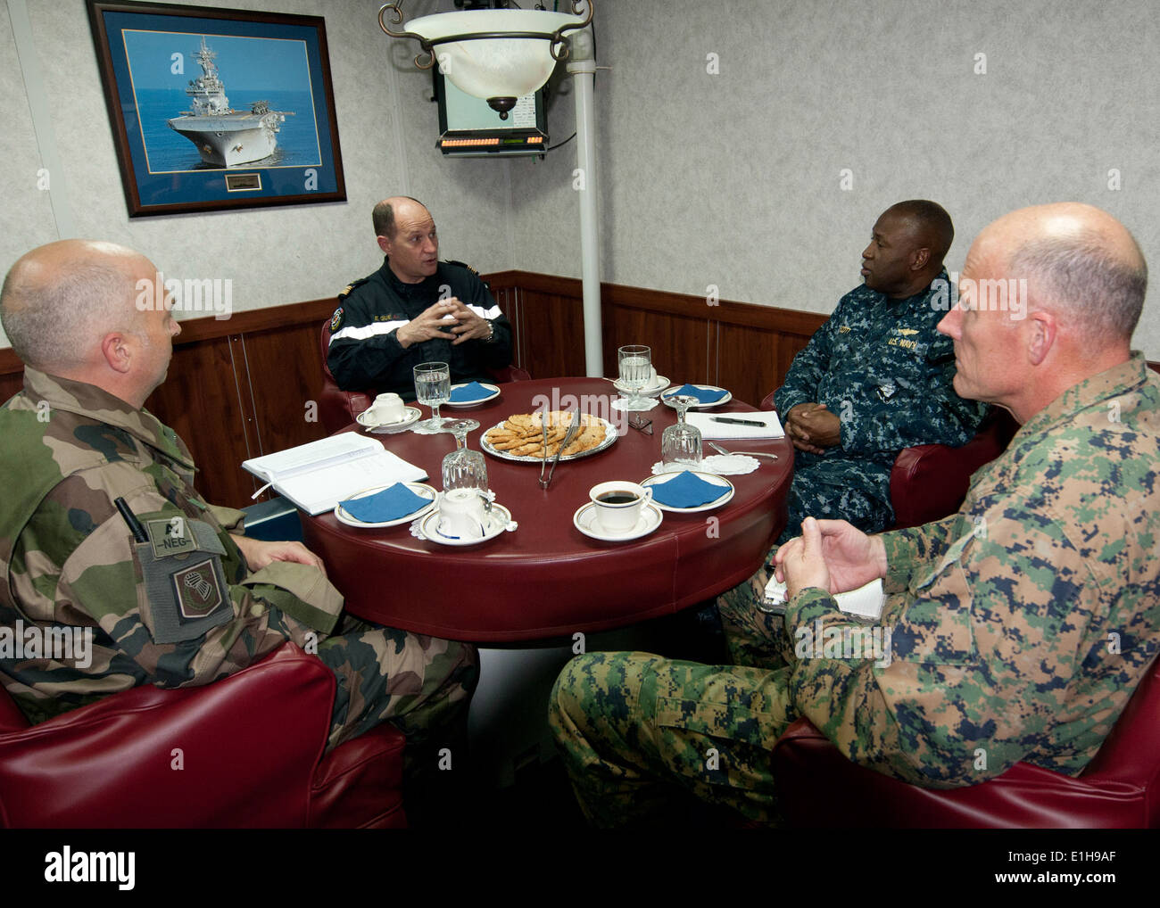 Marina Francese Capt. Emmanuel gue, centro sinistra, discute le questioni logistiche per esercizio Bold Alligator 2012 CON GLI STATI UNITI Navy parte posteriore Foto Stock