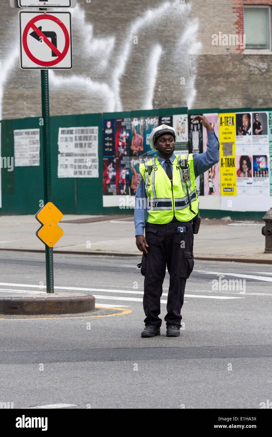 Poliziotto che dirige il traffico in Manhattan, New York City, Stati Uniti d'America Foto Stock