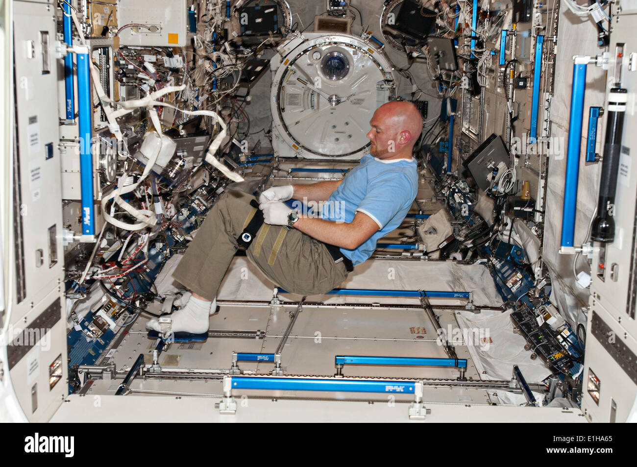Agenzia spaziale europea astronauta Alexander Gerst sostituisce un guasto alla lampada allo xeno utilizzata per JAXA del tubulo Resist esperimento nella Stazione Spaziale Internazionale Maggio 30, 2014 in orbita intorno alla terra. Foto Stock