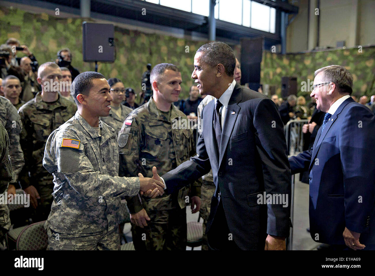 Il Presidente Usa Barack Obama ci saluta e soldati polacchi durante una visita a F16 piloti ed equipaggio a Okecie Aeroporto Militare Giugno 3, 2014 a Varsavia in Polonia. La visita del presidente di Varsavia coincide con il venticinquesimo anniversario della Polonia emergenti dal comunismo. Foto Stock