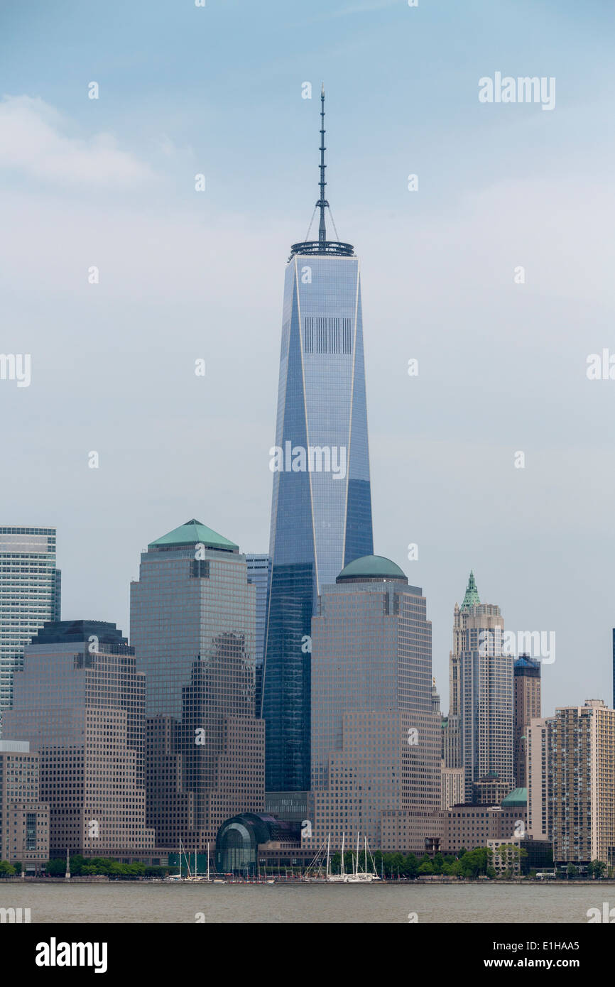 Inferiore dello skyline di Manhattan con One World Trade Center grattacielo, New York, Stati Uniti d'America Foto Stock