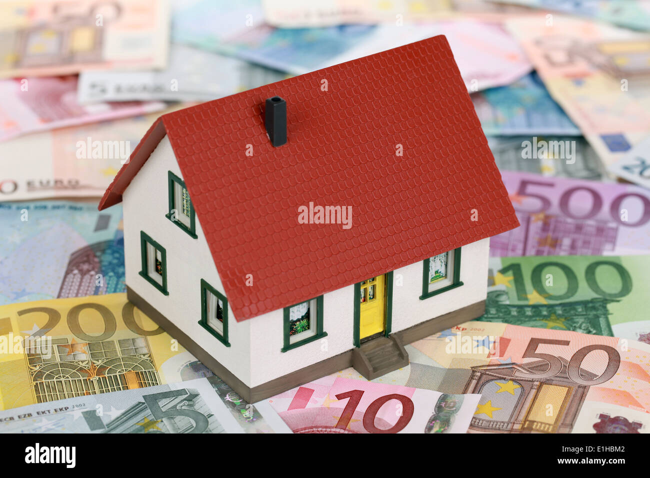 Simbolo per il finanziamento iniziale con una casa per le banconote in euro Foto Stock