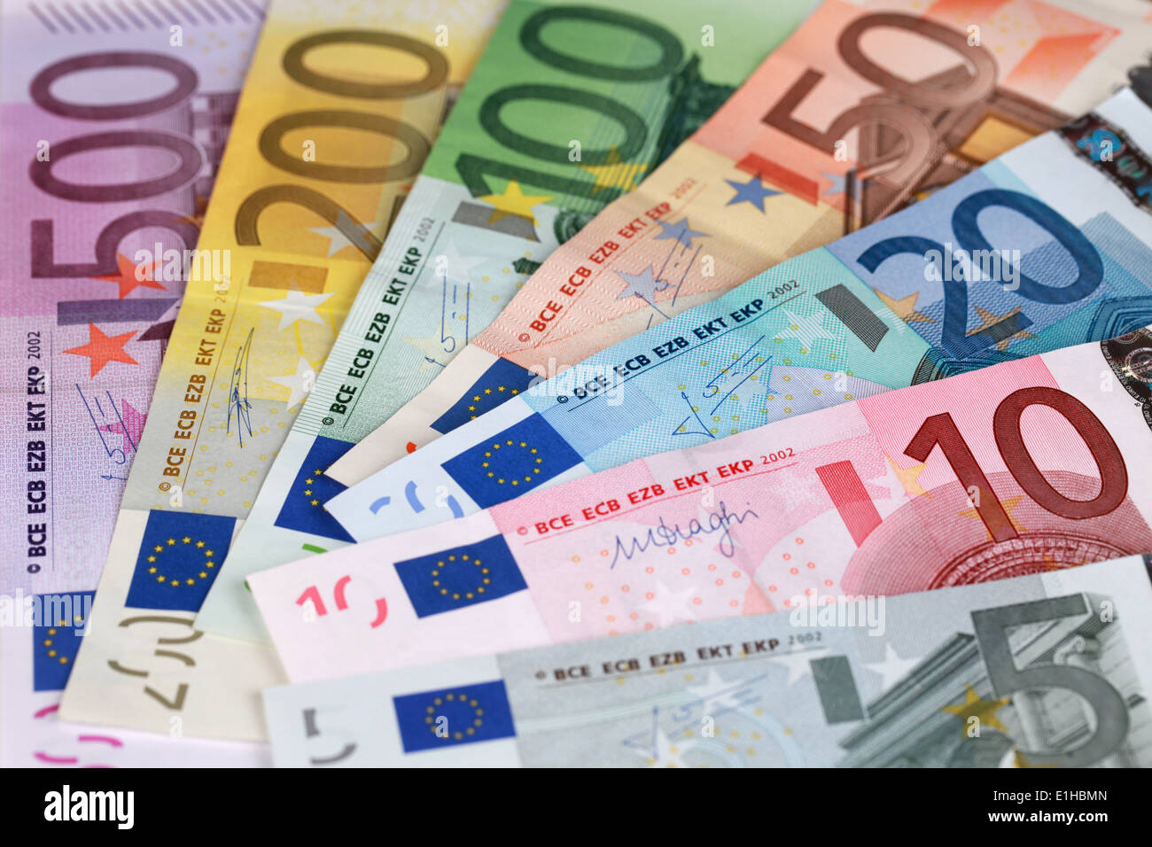 Tutti gli attuali banconote in euro formando un sfondo di denaro Foto Stock