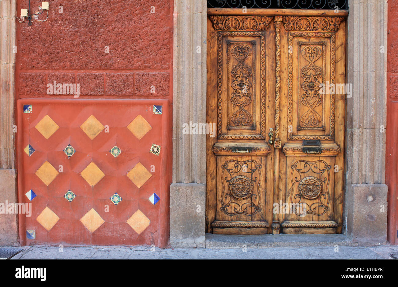 Porta di legno e muro piastrellato nella piazza principale di San Miguel De Allende, Guanajuato, Messico Foto Stock