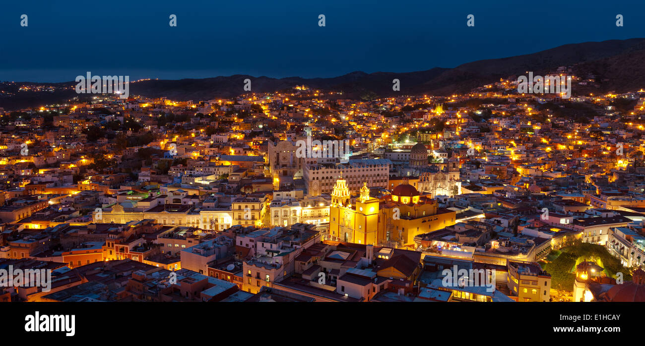 La città di Guanajuato, Messico, di notte. Foto Stock