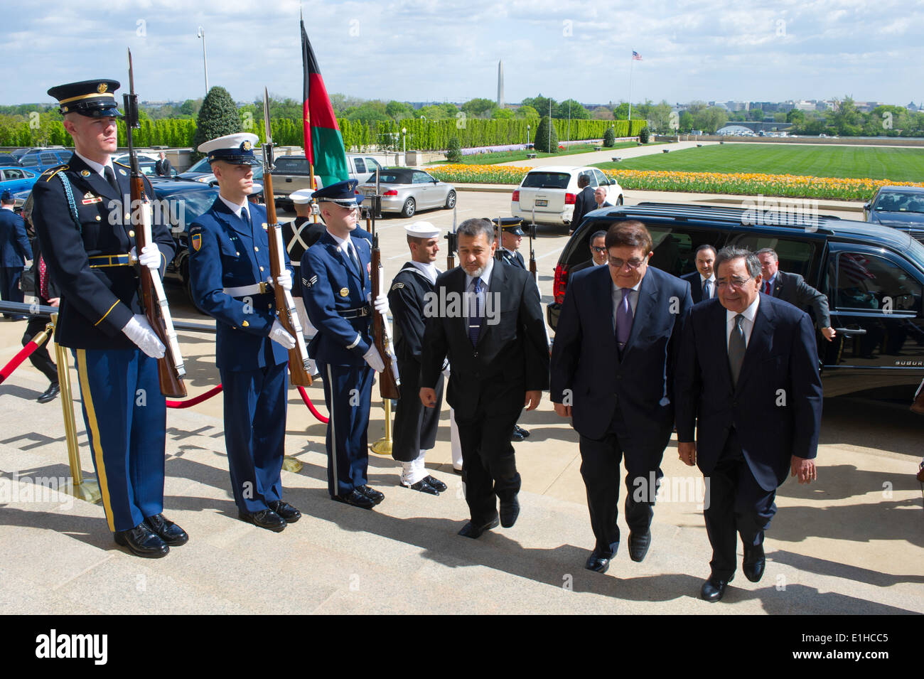 Stati Uniti Il Segretario della Difesa Leon Panetta E., destra, accompagnatrici Afghan Ministro della Difesa Nazionale Abdul Rahim Wardak, centro e M Foto Stock