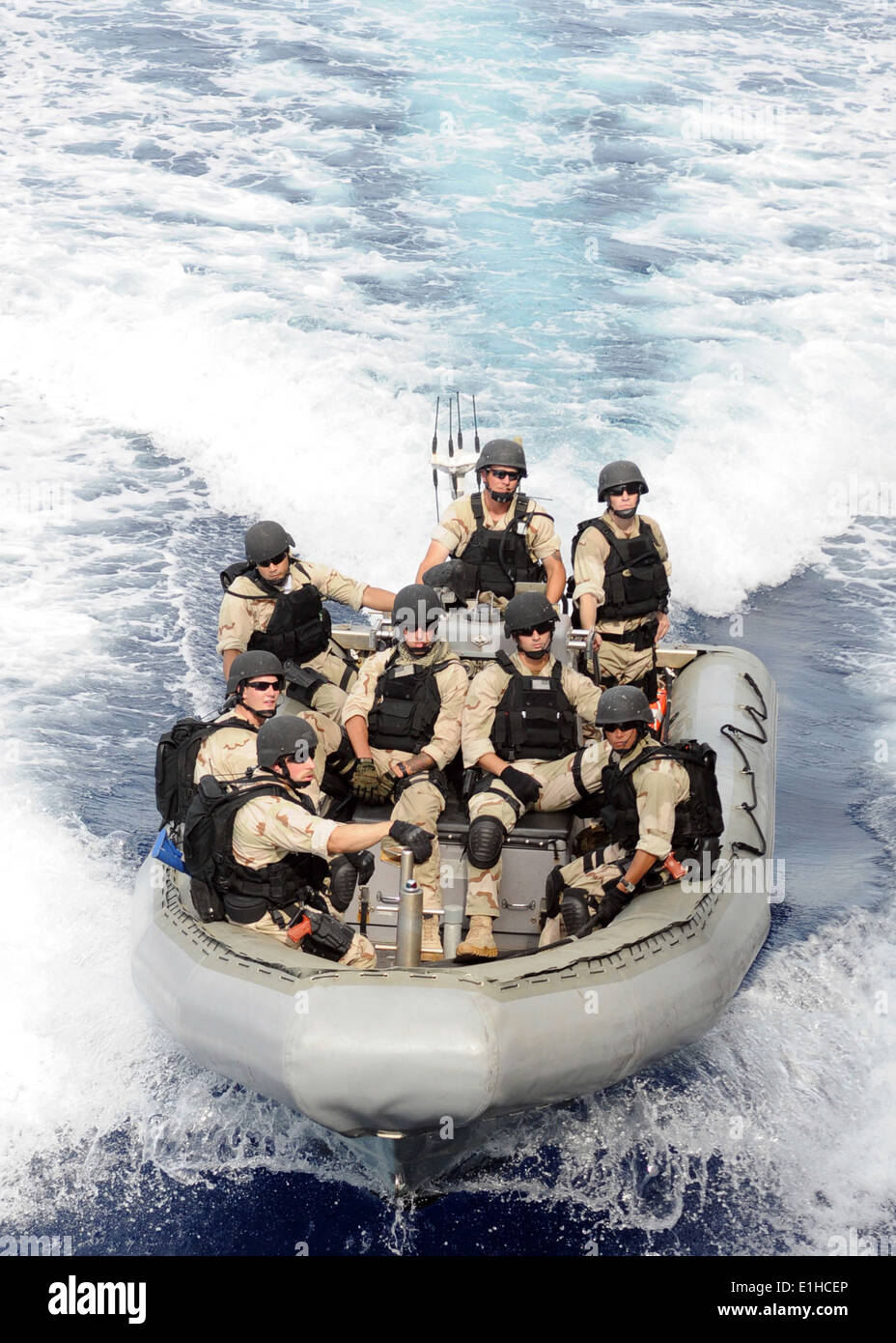 120413-N-ZF681-865 OCEANO INDIANO (apr. 12, 2012) velisti assegnati alla visita, scheda, ricerca e sequestro (VBSS) team a bordo di gui Foto Stock