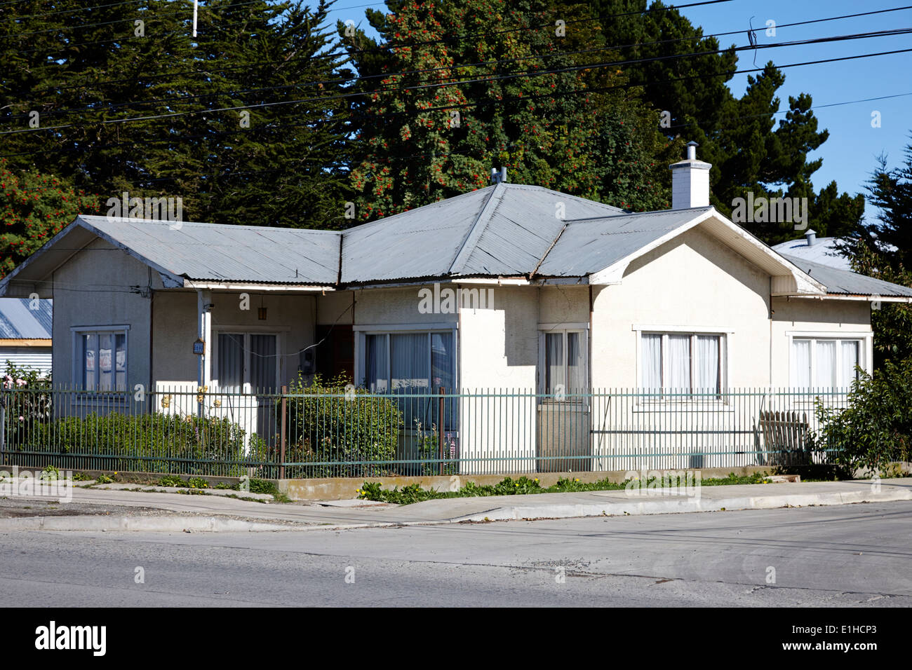 Tipica costruzione cileno house con metallo tin roof Punta Arenas in Cile Foto Stock