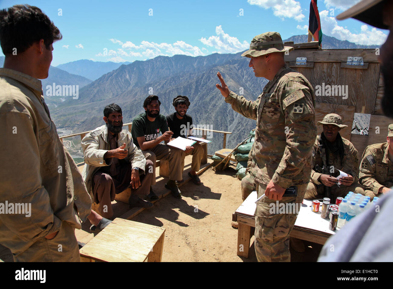 Stati Uniti Il personale dell'esercito Sgt. Robert Cossairt, Charlie Company, 1° Battaglione, dodicesimo Reggimento di Fanteria, quarta brigata Team di combattimento, Infa 4 Foto Stock