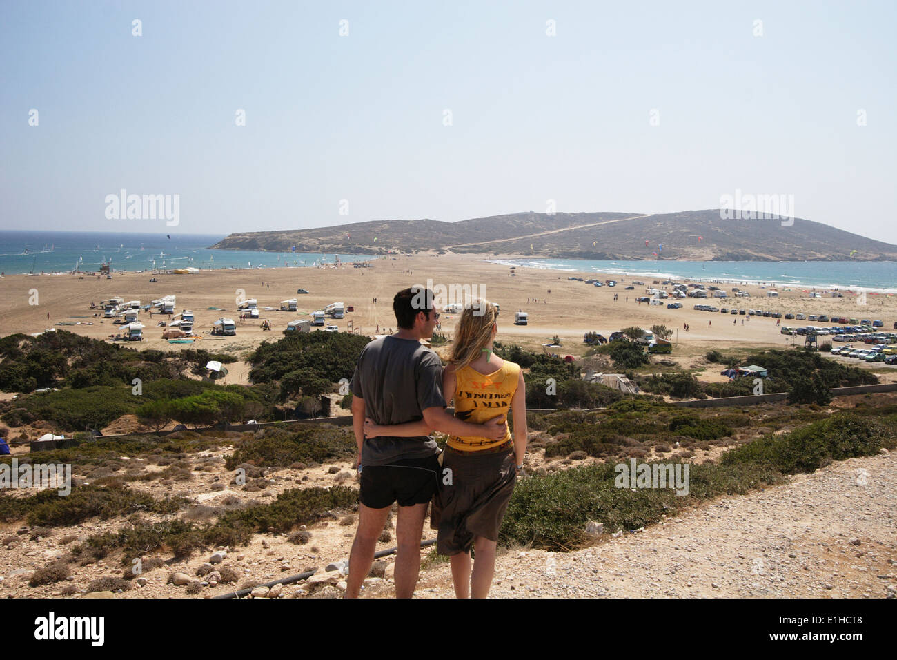 Prasonisi, giovane godendo di vista, Prasonissi due oceani che si incontrano, l' Isola di Rodi, Grecia - Foto Stock