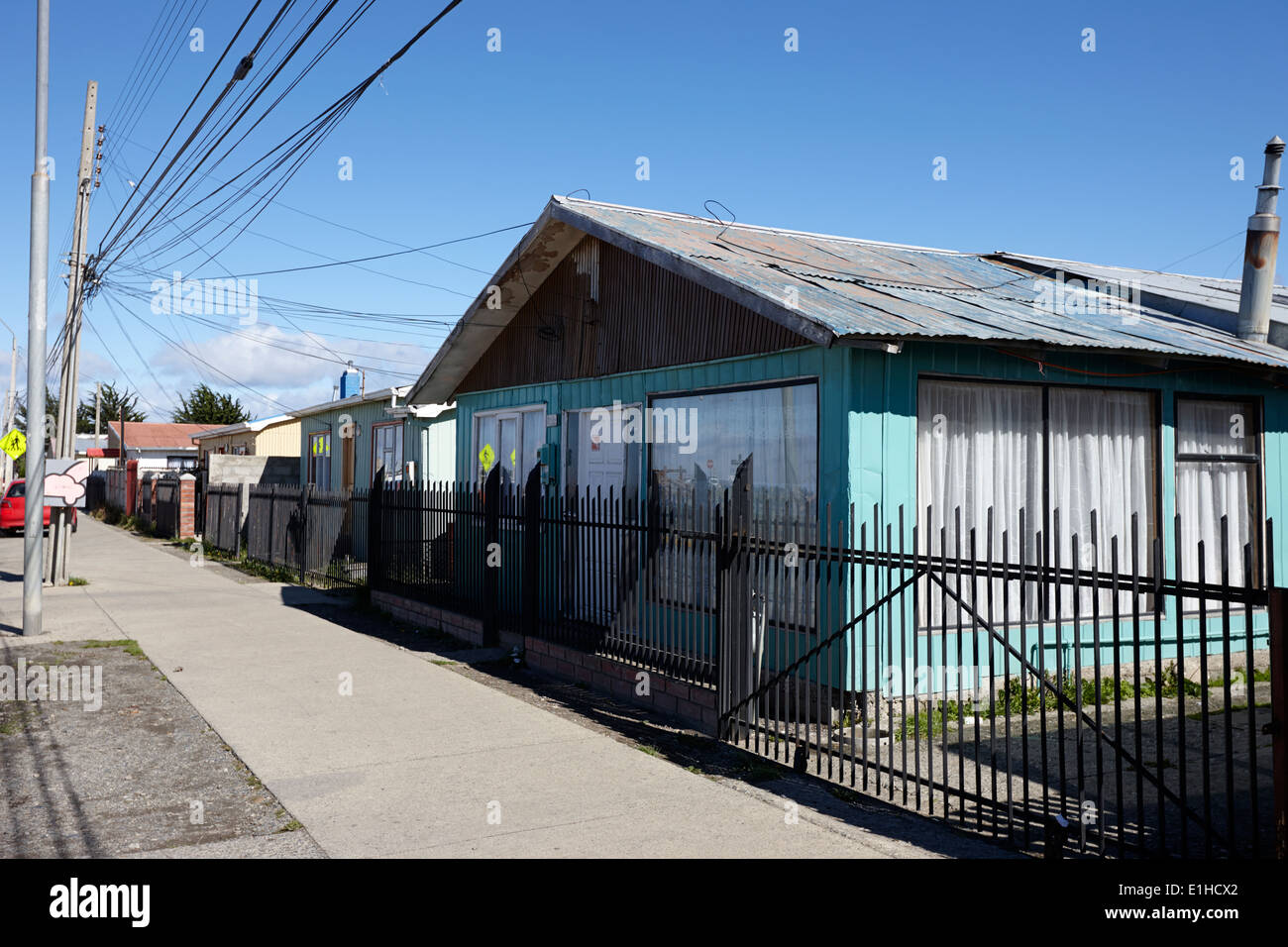 Tipica costruzione cileno house con metallo tin roof las Naciones Punta Arenas in Cile Foto Stock