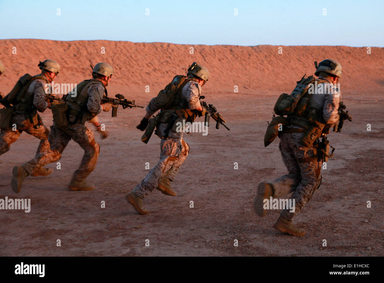 Forza di Marines di ricognizione con l'elemento di assalto, marittima forza Raid, 15 Marine Expeditionary Unit, impegnarsi obiettivi duri Foto Stock