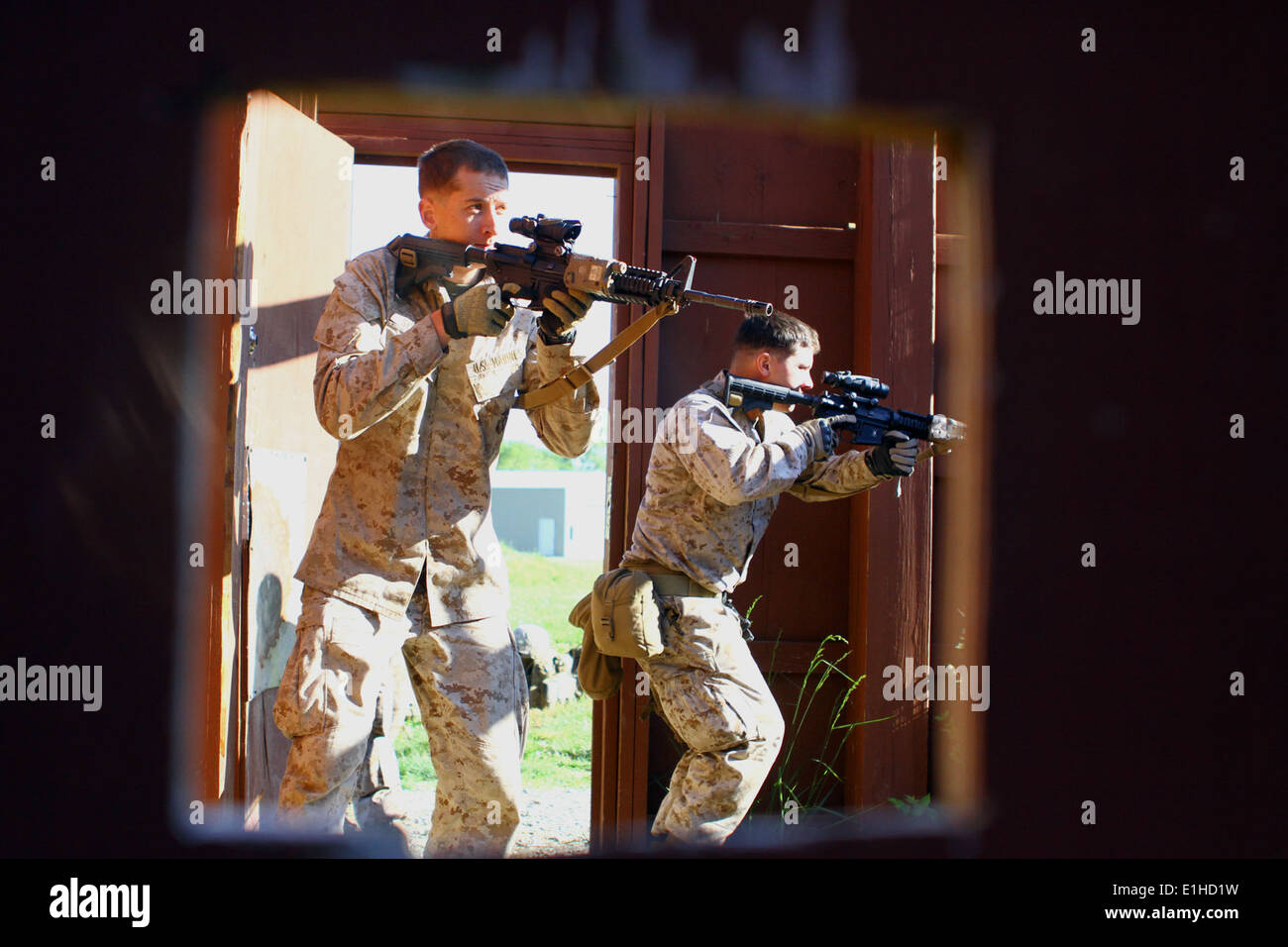 Stati Uniti Marine Corps Lance Cpl. McKenzie Schmalz, sinistra, un anti-serbatoio missileman , con la sicurezza personale di distacco, Regimental C Foto Stock