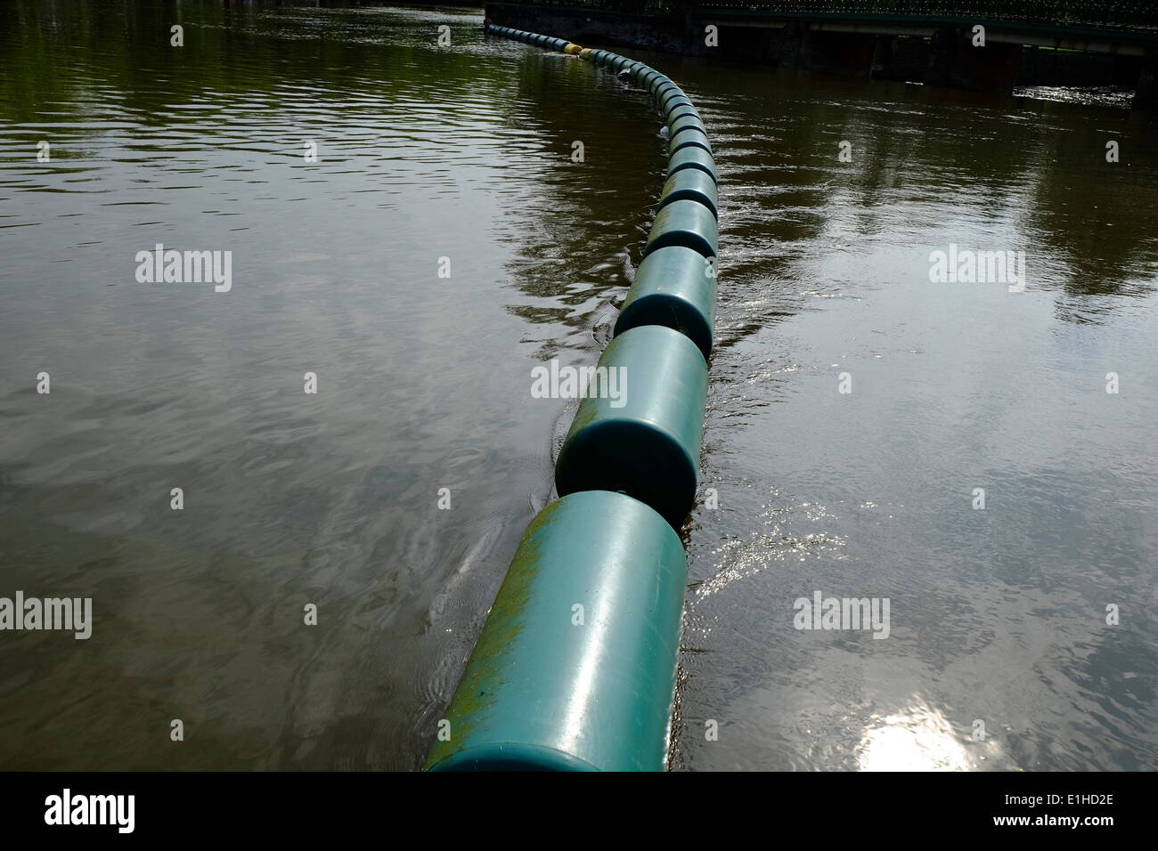 Blocco flottante sulle rive di un fiume Foto Stock