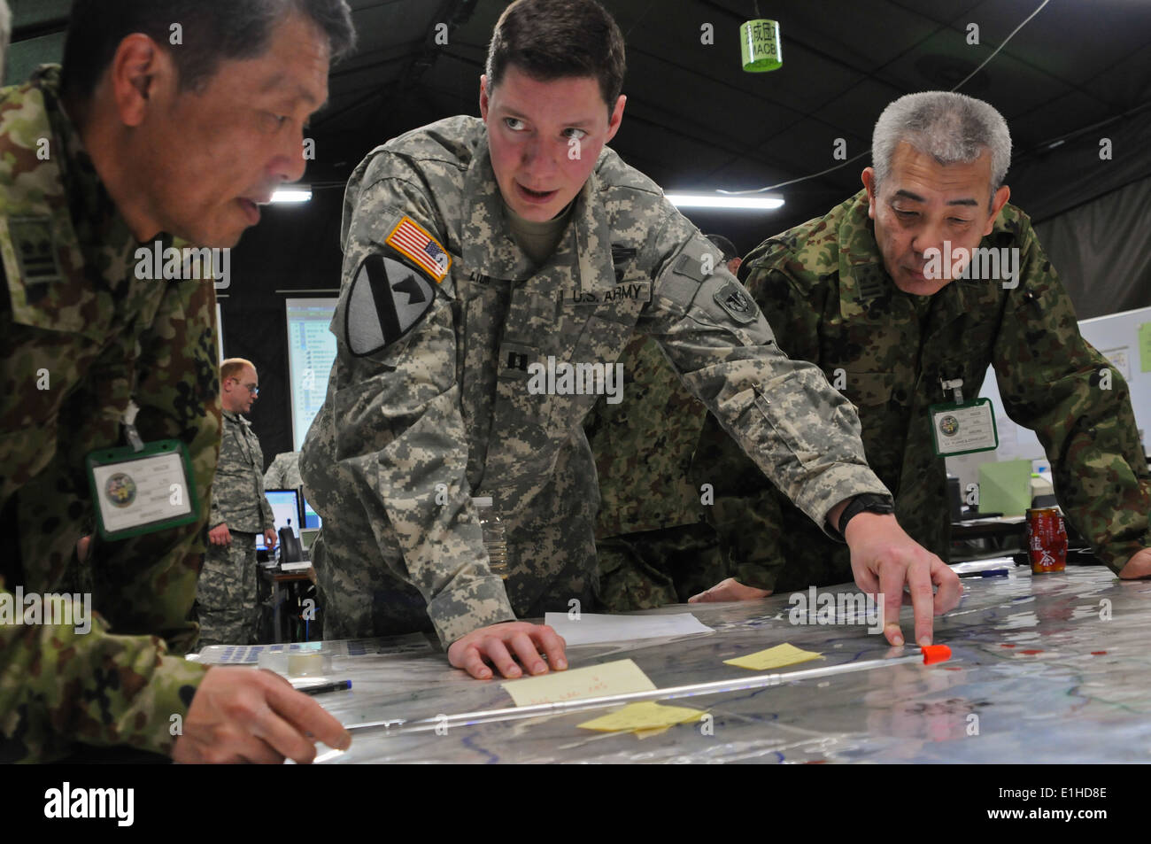 Stati Uniti Esercito Capt. Jeremy Lione, centro, un Ufficiale di fanteria con la 332Area posteriore Operations Center, discute di movimenti di truppe Foto Stock