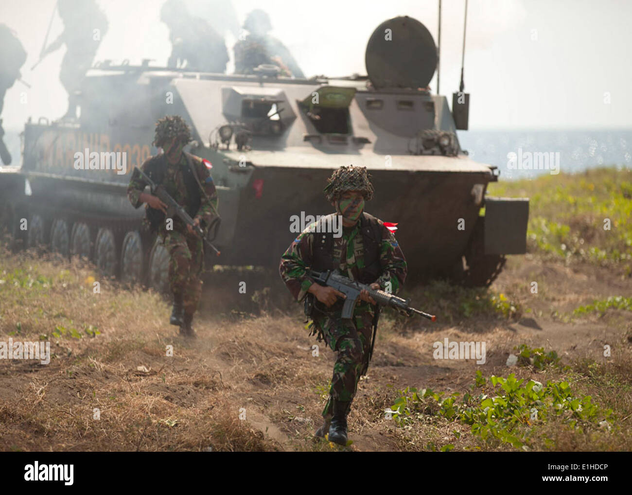 Stati Uniti e indonesiano marines rush Banongan Beach in Situbondo, Indonesia, durante una simulazione di assalto anfibio Giugno 5, 2012, come Foto Stock