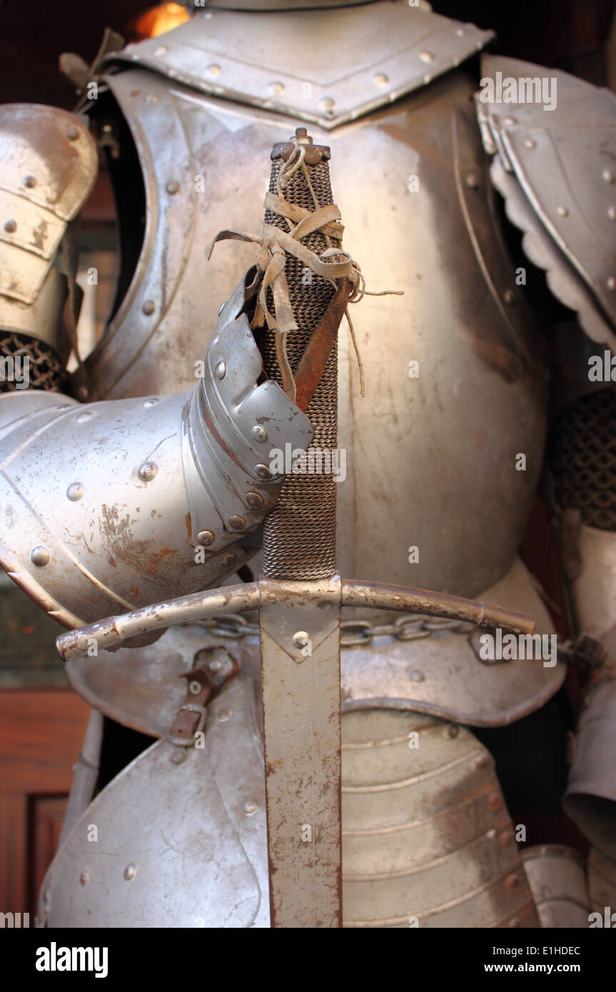 Guanto di ferro e la spada di un armatura medievale Foto Stock