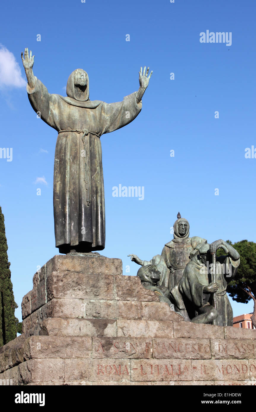 Statua di San Francesco in San Giovanni in Laterano piazza di Roma, Italia Foto Stock