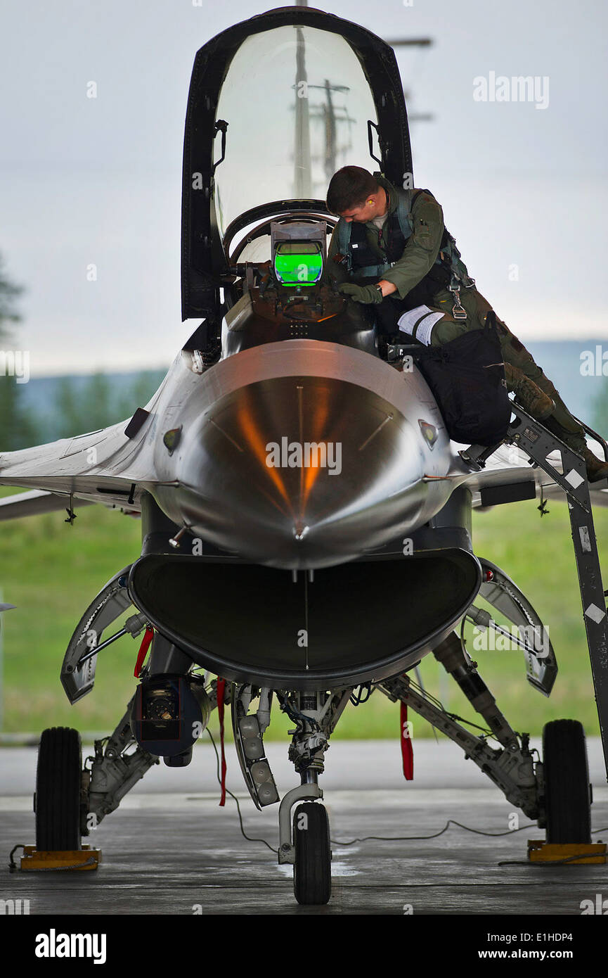 Stati Uniti Air Force Il Mag. Vince O'Conner, un pilota con la 36th Fighter Squadron, si arrampica nel cockpit di un F-16C Fighting Falcon Foto Stock