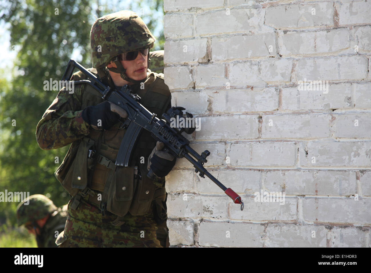 Un estone di forza a terra soldato fornisce la sicurezza durante un cordone e scenario di ricerca come parte di Saber Strike 2012 Giugno 14, 20 Foto Stock