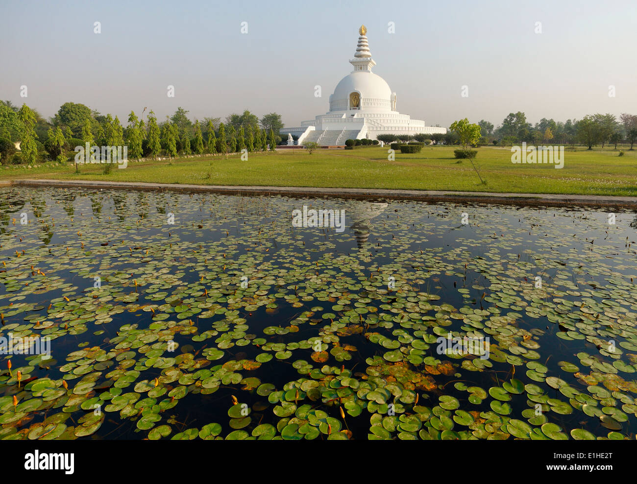 Grande stupa in Lumbini in Nepal. Luogo di nascita del Signore Buddha Foto Stock