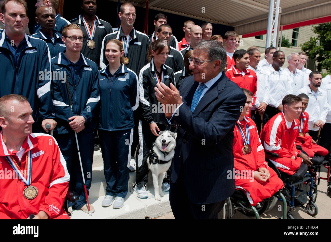 Il Segretario della Difesa Leon Panetta E. gli atleti durante una cerimonia di riconoscimento per il 2012 Warrior giochi partecipanti al Pent Foto Stock