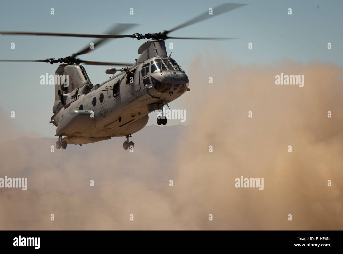 Un U.S. Marine Corps CH-46E Sea Knight appartenenti alle Marine mezzo squadrone di elicottero 774, Naval Air Station Norfolk, Virginia, iniziare Foto Stock