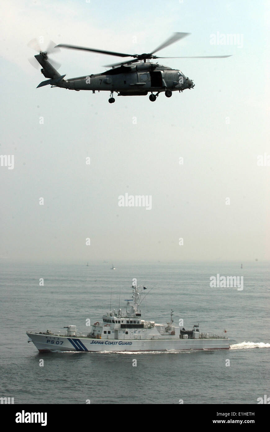 Un U.S. Navy HH-60H Seahawk elicottero attaccato ad un elicottero Anti-Submarine Squadron (HS) 14 vola sopra una costa giapponese Guar Foto Stock