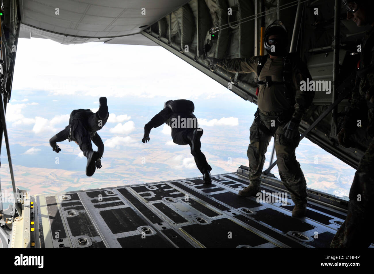 Ad alta altitudine, bassa apertura paracadutisti, con l'esercito spagnolo di saltare da un C-130J Super Hercules aeromobili, 14 agosto 2012, n Foto Stock